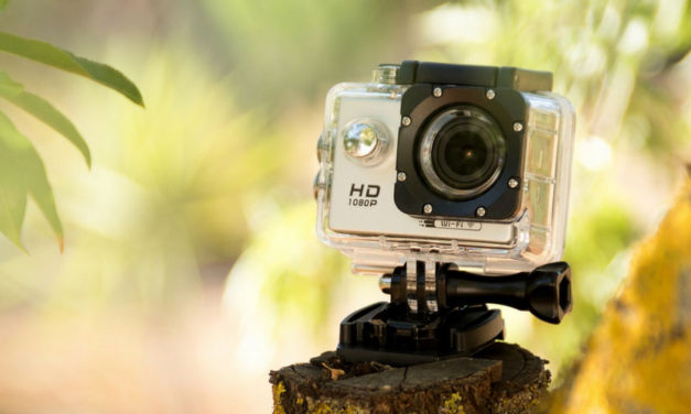 Action Cam și set complet de accesorii pentru filmări de aventură